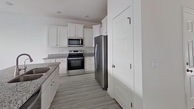 Foto del edificio - Beautiful Newer Townhouse with all LVP