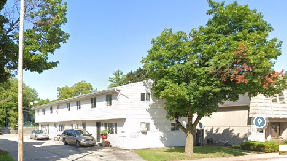Townhomes - 1227 E Walnut St