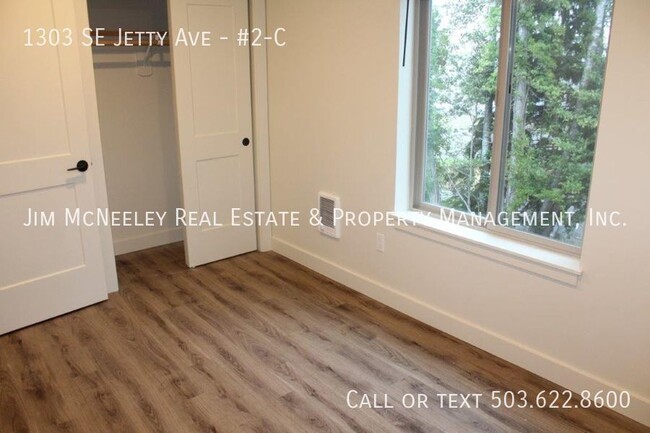 Building Photo - Second level 2 bed/ 1 bath with 1 Assigned...