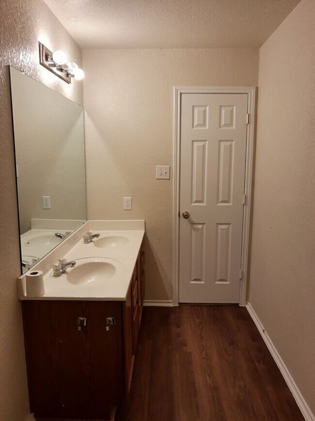 Foto del edificio - NE SA BEAUTIFUL & SPACIOUS Two Story 3 bdr...