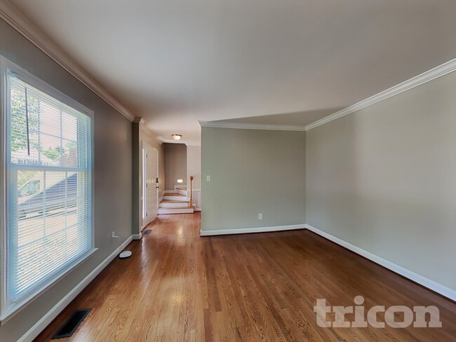 Building Photo - 3200 Oliver Dr