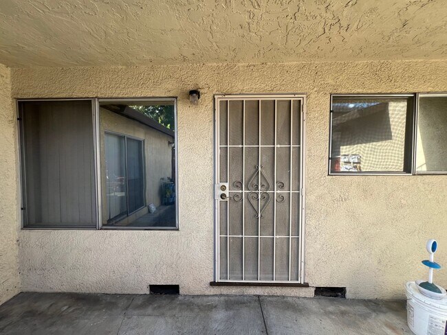 Foto del edificio - 651 Belladonna Ct