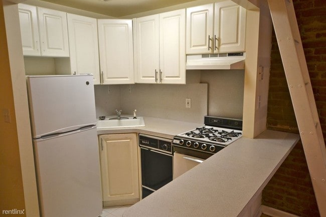 Building Photo - 161 W 75th St