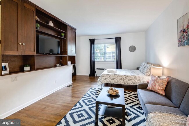 Building Photo - 2013 Waverly St