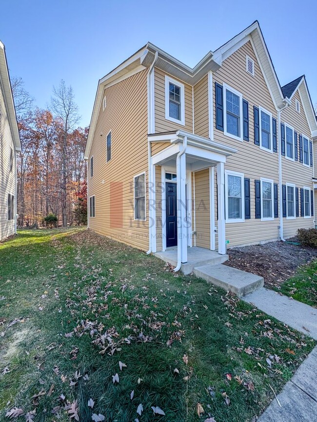 Building Photo - Two story townhouse w/ 3 bedrooms,2.5 baths