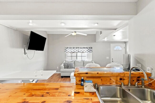 Building Photo - 5218 Beach Dr