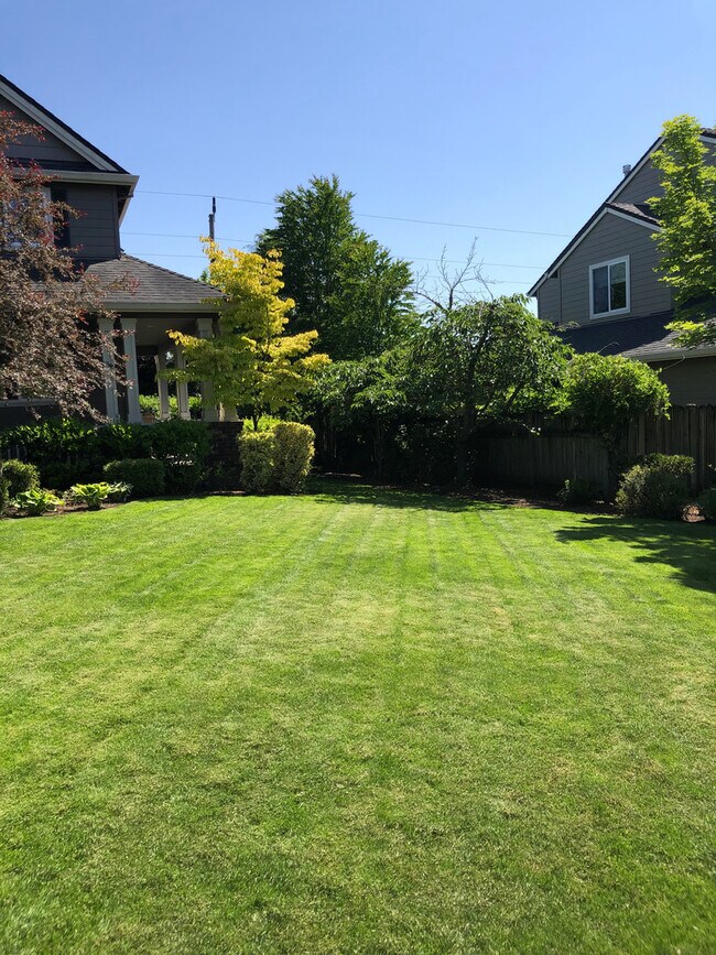 Foto del edificio - 5 Bedrooms and 2.5 Bathrooms with Views of the Rolling Hills of Corvallis Country Club