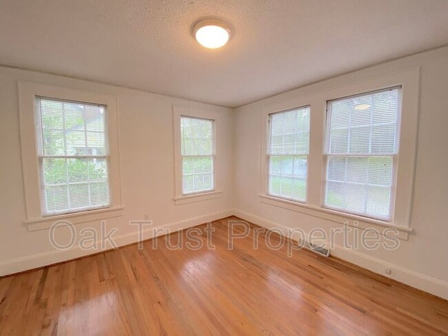 Building Photo - 3 Lindendale Ave