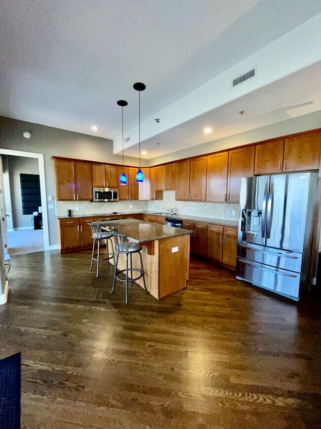 Foto del edificio - COMING SOON! Stunning 2-Bed, 2-Bath Condo ...