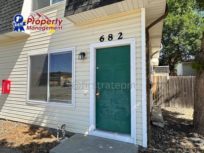 Building Photo - 682 W Idaho Ave