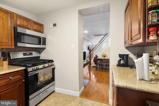 Building Photo - 418 E Flora St