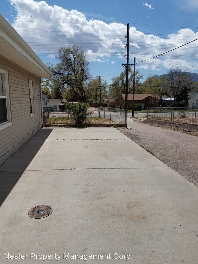 Building Photo - 3 br, 1 bath House - 844 E. Fountain Blvd