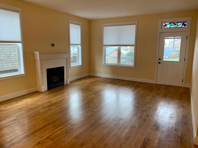 Foto del edificio - Spacious 3 bedroom Costal Home with Vaulte...