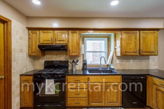 Building Photo - 2024 S Downing St