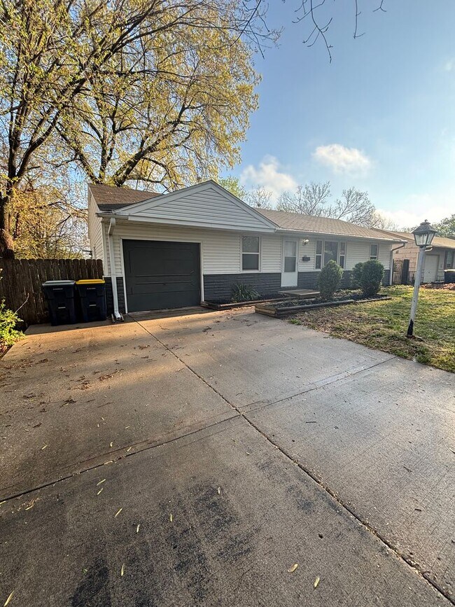 Building Photo - Charming 3 Bed, 1 Bath Home with 1-Car Garage in South Kansas City Location