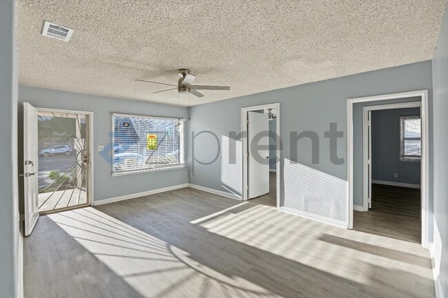 Building Photo - Unit