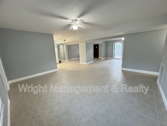 Building Photo - 427 Country Club Dr