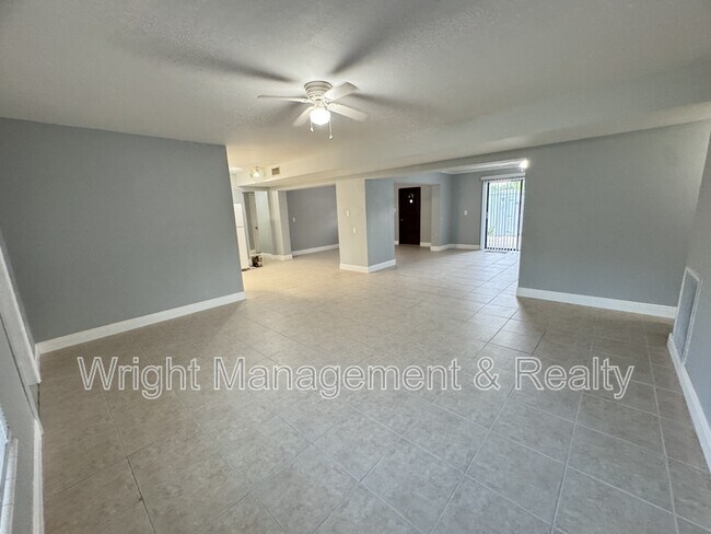 Foto del edificio - 427 Country Club Dr
