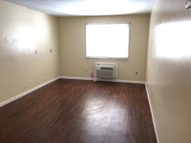 Building Photo - Updated Studio Includes Hot Water