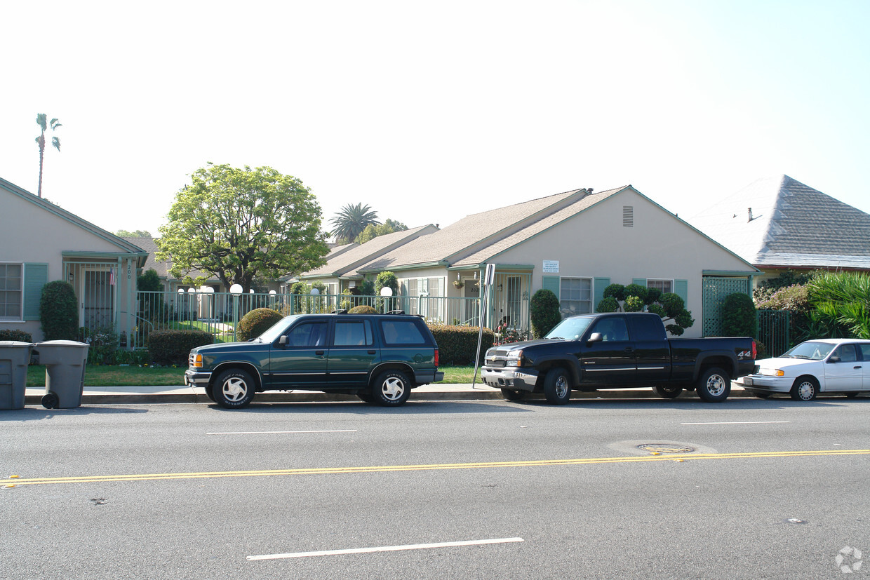 Building Photo - 200 W Chevy Chase Dr