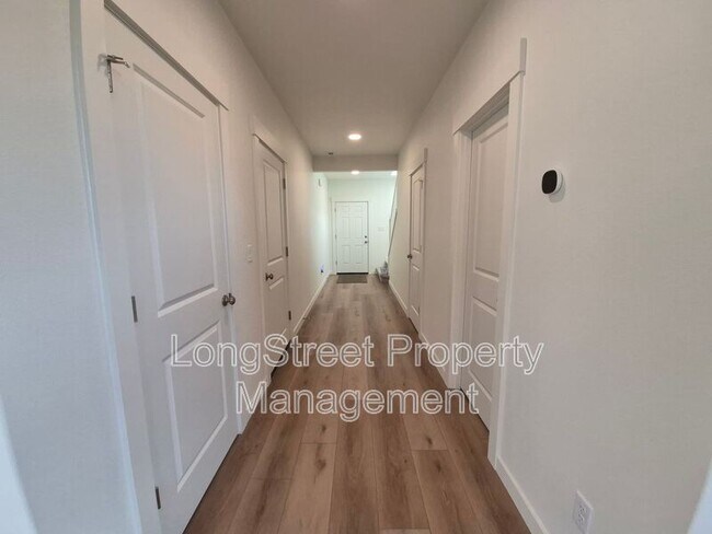 Foto del edificio - 4694 Finch St