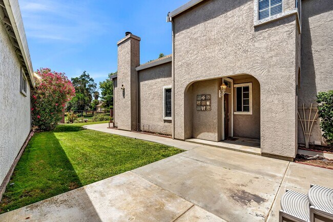 Foto del edificio - 2451 Cherry Hills Dr