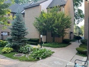 Building Photo - 181 Loomis Dr