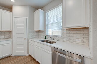 Building Photo - 1526 Lakeline Oak Dr