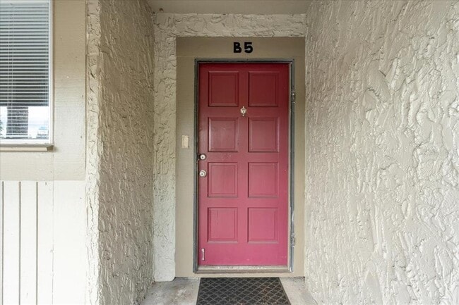 Building Photo - 6332 Newtown Cir