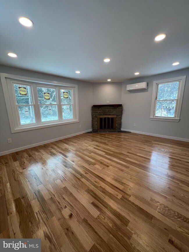 Building Photo - 2518 Fernwood Ave