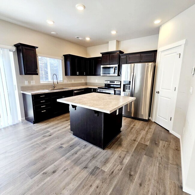 Foto del edificio - Immaculate and spacious 3 bed townhouse in convenient CK location