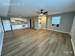 Building Photo - 629 SE Oak St