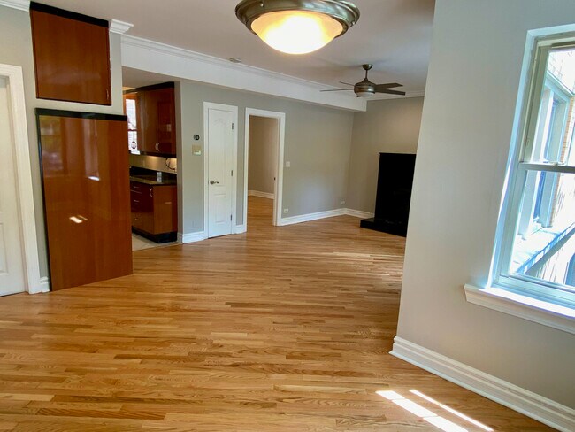 Foto del edificio - 2133 N Kedzie Blvd