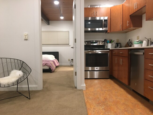Elua Apt #6 - 2318 NE 51st St