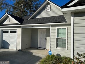 Building Photo - 1825 Chestnut Dr