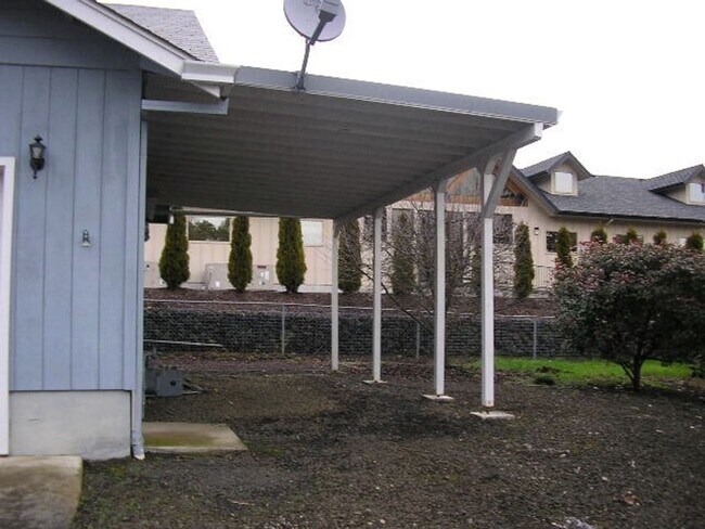 Building Photo - Large 2 Bedroom Hucrest Home!