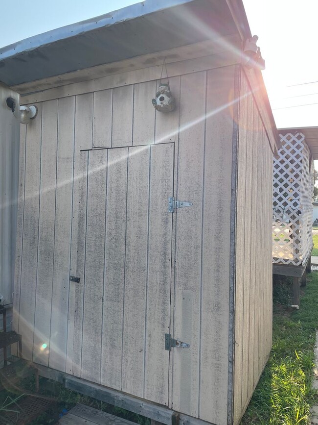 Building Photo - 2 bed 1 bath trailer house
