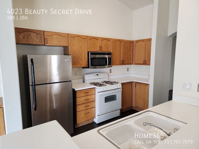 Building Photo - Beautiful Single Story 3 Bedroom 2 Bath Home!
