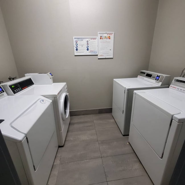 Foto del edificio - 8811 Burton Wy