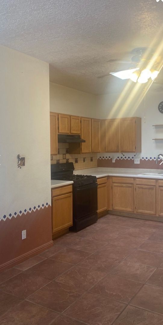 Building Photo - Beautiful home located by petroglyphs