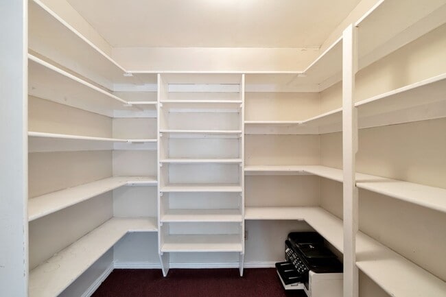 Building Photo - 3 Bed - 1 Bath Home in Sunset - Huge Yard ...