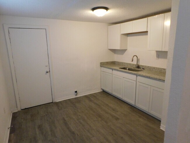 Foto del edificio - PRICE REDUCTION on this Newly Remodeled Du...