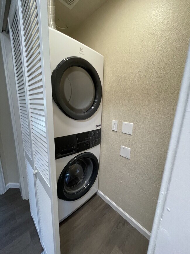 Foto del edificio - "Charming 3-Bed Duplex with Granite Touch & Finished Basement in Lakewood!"