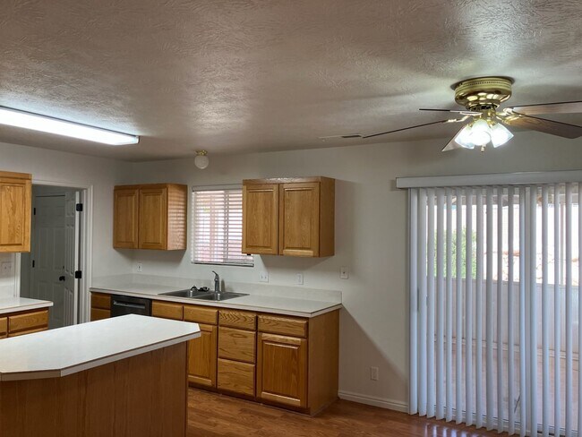 Foto del edificio - 627 E Springhill Dr