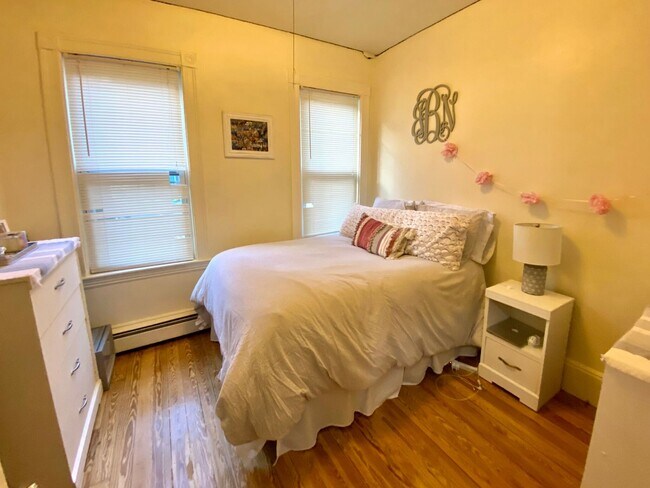Building Photo - Central Location, Eat-in Kitchen, Laundry on a Site