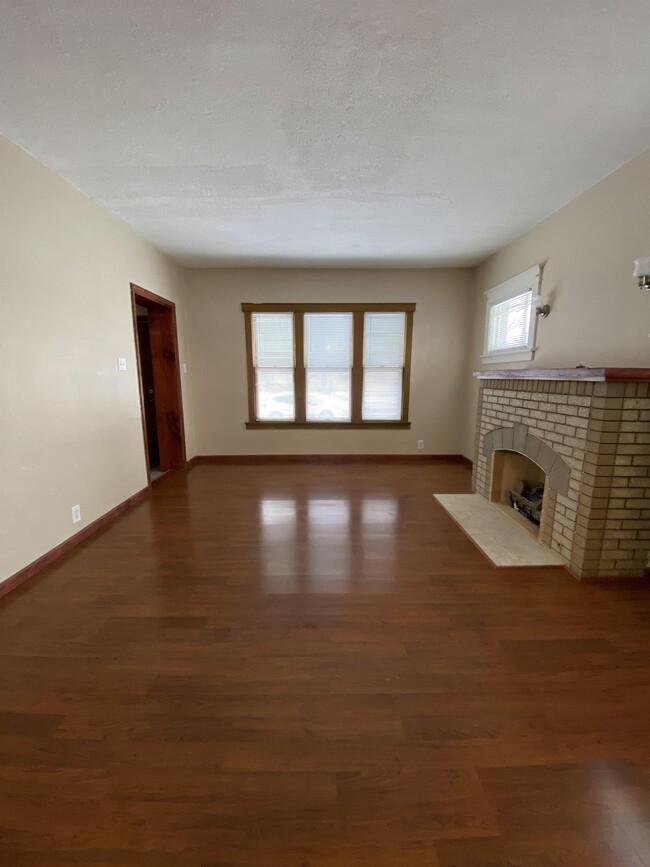 Foto del edificio - 923 Dawes Ave