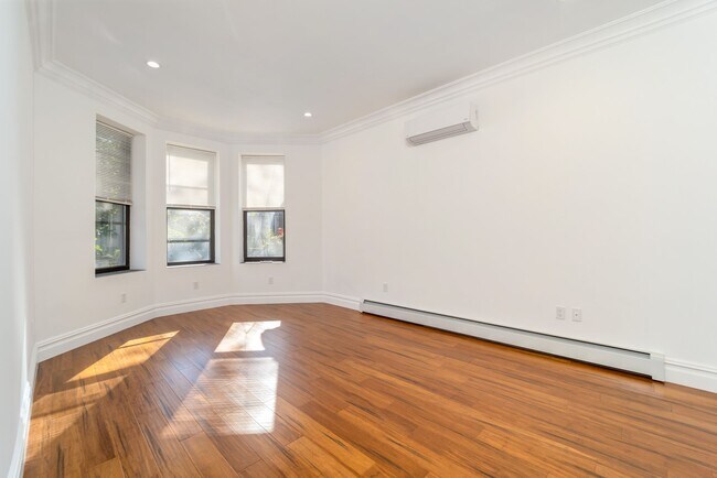 Foto del edificio - 60-20 Catalpa Ave