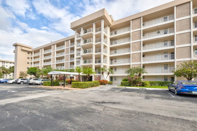 Foto del edificio - 2851 S Palm Aire Dr