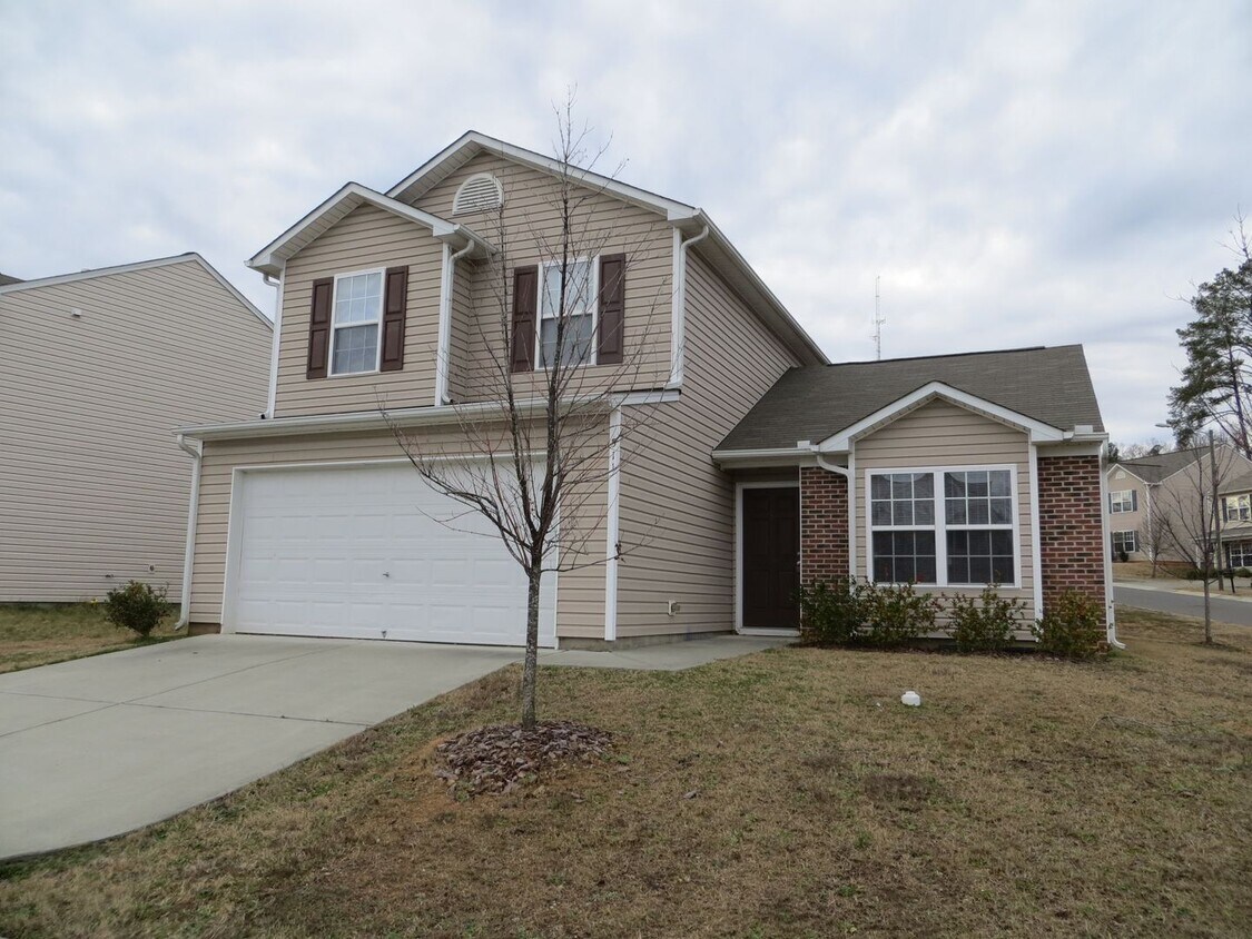 Primary Photo - Wonderful 3 bed, 2.5 bath with 2 Car garage!