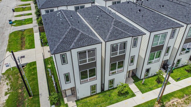 Building Photo - 2708 Nagle St